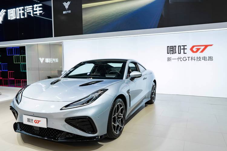 东莞32哪吒汽车在智能汽车领域的表现，领途汽车在新能源汽车市场中的影响力